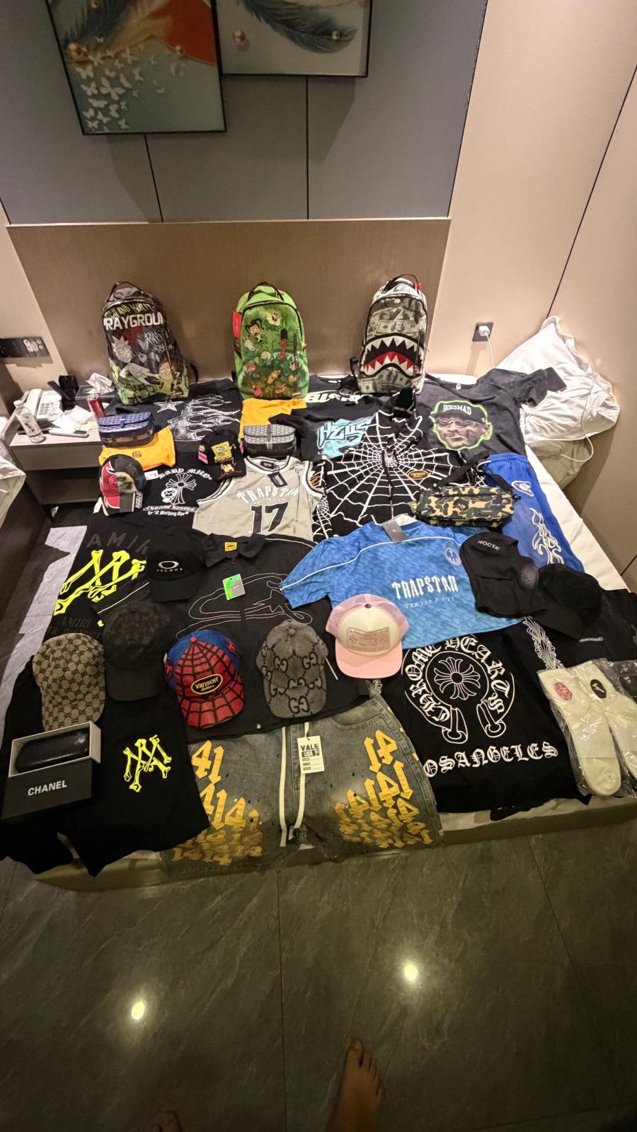 Mochilas, bonés e camisetas de um pedido