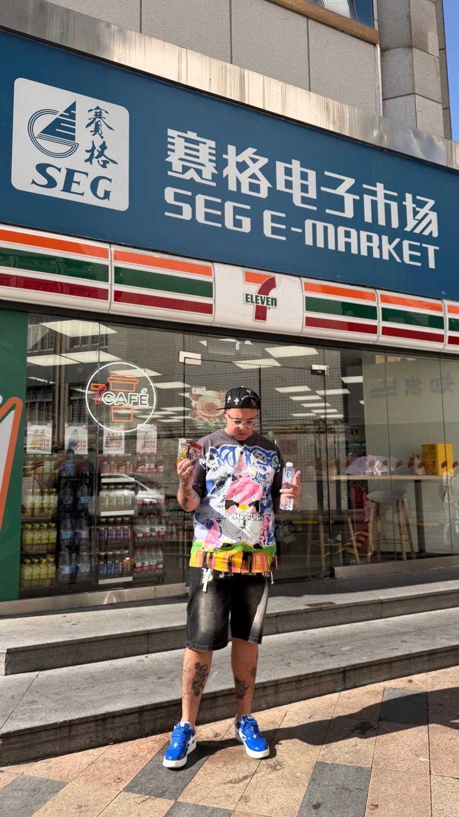 Skate Perigo em frente ao SEG E-Market, em Shenzhen