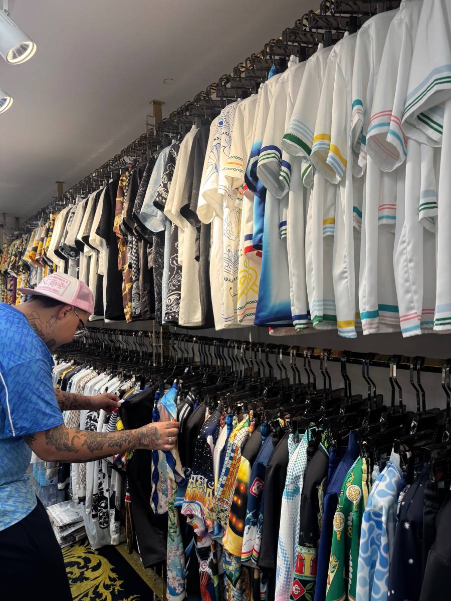 Arara de camisas em fornecedor